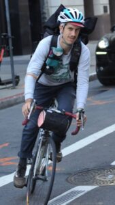 Ken working as a bike messenger/fietskoerier in San Francisco 2019. 
